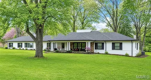 18 Country Aire Dr, Saint Louis, MO 63131