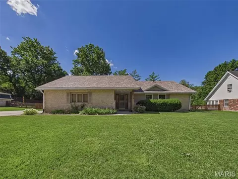 240 Sherwood Dr, Glen Carbon, IL 62034