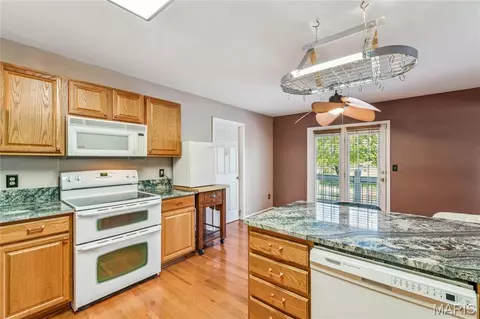Kitchen - 1033 Turtle Dove Trl, Waterloo, IL 62298 photo 4 of 6