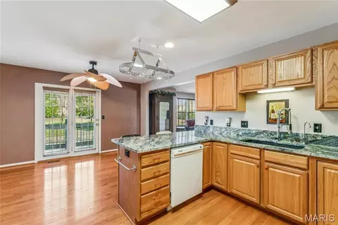 Kitchen - 1033 Turtle Dove Trl, Waterloo, IL 62298 photo 6 of 6