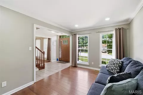 Entry Way - 305 Oak Top Ct, Ballwin, MO 63021 photo 2 of 4