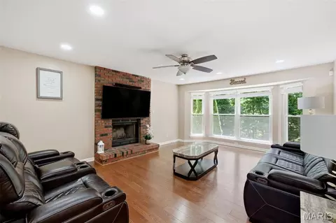 Living - 305 Oak Top Ct, Ballwin, MO 63021 photo 2 of 4