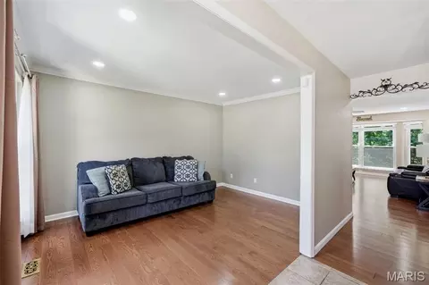 Living - 305 Oak Top Ct, Ballwin, MO 63021 photo 1 of 4