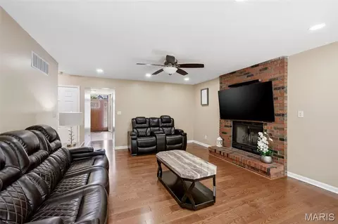 Living - 305 Oak Top Ct, Ballwin, MO 63021 photo 4 of 4