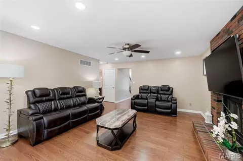 Living - 305 Oak Top Ct, Ballwin, MO 63021 photo 3 of 4