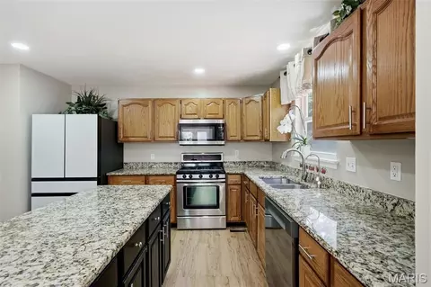 Kitchen - 305 Oak Top Ct, Ballwin, MO 63021 photo 2 of 5