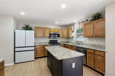 Kitchen - 305 Oak Top Ct, Ballwin, MO 63021 photo 4 of 5