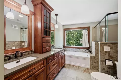 Bath - 305 Oak Top Ct, Ballwin, MO 63021 photo 2 of 5