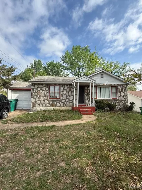 8155 Bloom Dr, Hanley Hills, MO 63114