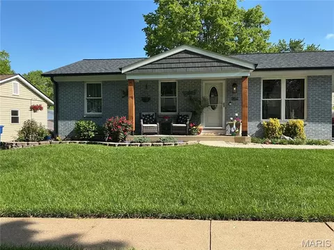 962 Tree Trails Ln, Fenton, MO 63026