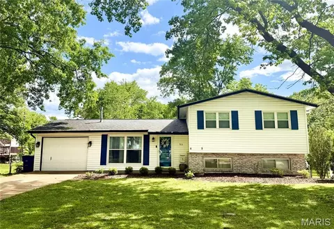 303 Ranch Dr, Manchester, MO 63011