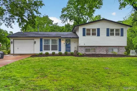 303 Ranch Dr, Manchester, MO 63011