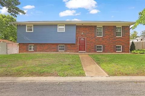 921 Borri Dr, Maryville, IL 62062