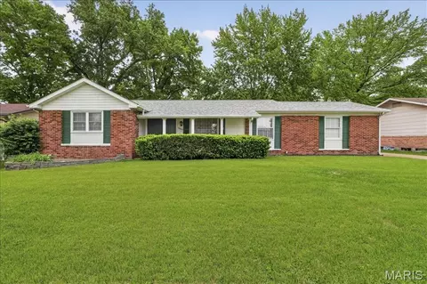 2940 Devonshire Dr, Florissant, MO 63033