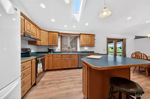 Kitchen - 101 Hilltop Ct, Washington, MO 63090 photo 4 of 5