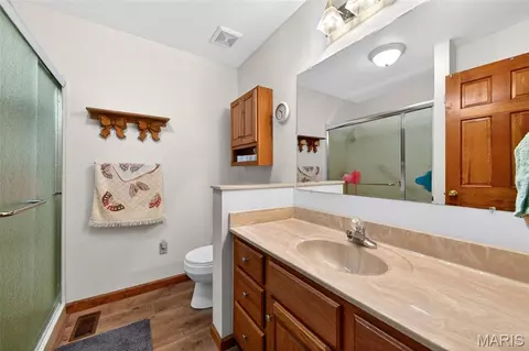 Bath - 101 Hilltop Ct, Washington, MO 63090 photo 3 of 4