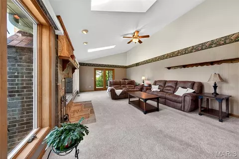 Living - 101 Hilltop Ct, Washington, MO 63090 photo 1 of 3