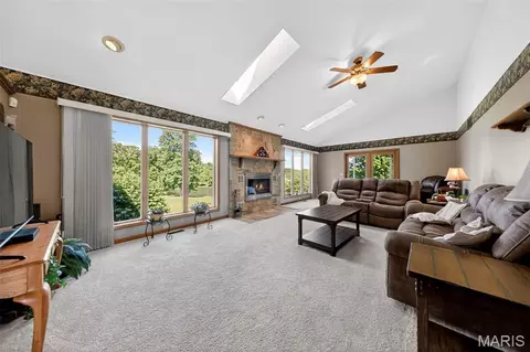 Living - 101 Hilltop Ct, Washington, MO 63090 photo 2 of 3
