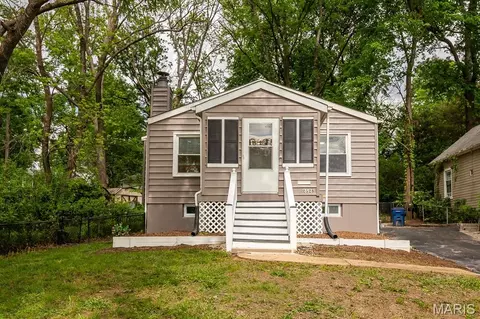 2528 Creve Coeur Dr, Brentwood, MO 63144