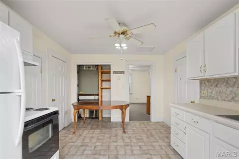 Kitchen - 600 Locust St, Washington, MO 63090 photo 3 of 4