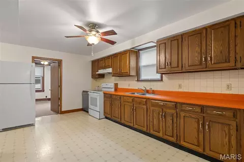 Kitchen - 600 Locust St, Washington, MO 63090 photo 2 of 4