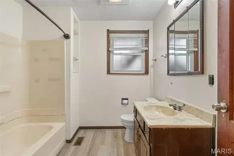 Bath - 600 Locust St, Washington, MO 63090 photo 2 of 3