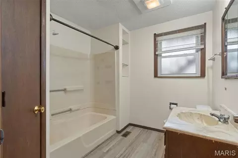 Bath - 600 Locust St, Washington, MO 63090 photo 1 of 3