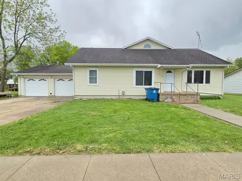 304 E Quincy St, Lewistown, MO 63452