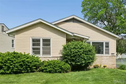 630 Bell Ave, Webster Groves, MO 63119