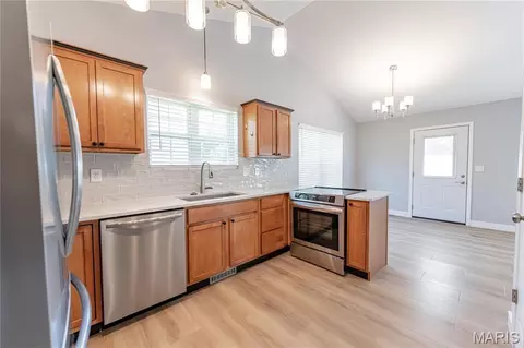 Kitchen - 20846 Hibbett Rd, Saint Robert, MO 65584 photo 2 of 2