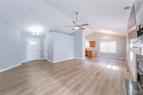 Living - 20846 Hibbett Rd, Saint Robert, MO 65584 photo 2 of 3
