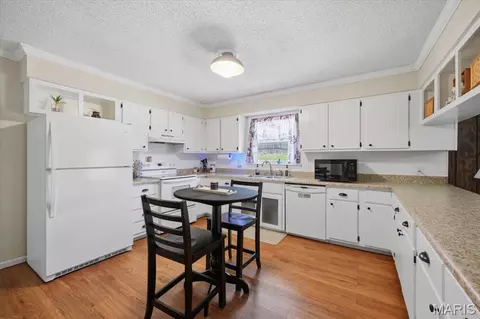 Kitchen - 414 Westbrook Dr, O'fallon, MO 63366 photo 2 of 2