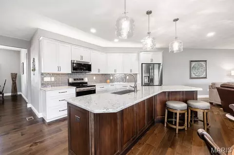 Kitchen - 409 Willow Bend Ln, O'fallon, IL 62269 photo 2 of 4