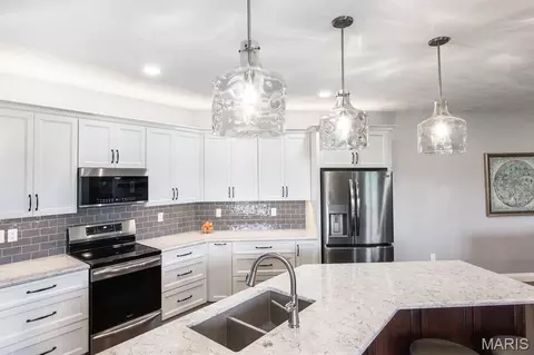 Kitchen - 409 Willow Bend Ln, O'fallon, IL 62269 photo 3 of 4