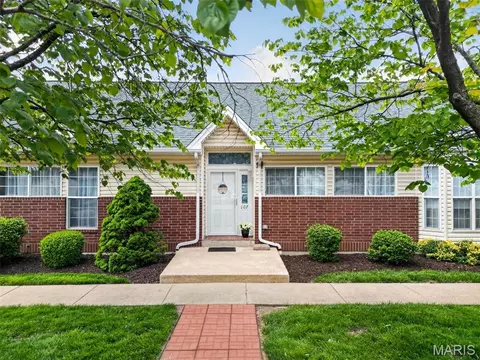 107 Cardinal Villas Dr #1C, Saint Peters, MO 63376
