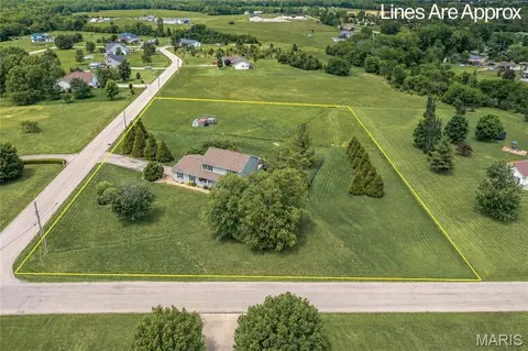 301 Ridgewood Ct, Farmington, MO 63640