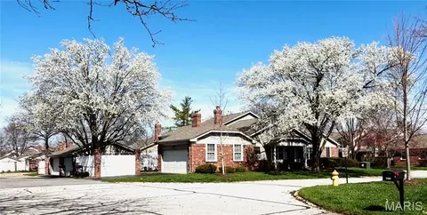 15711 Eldon Ridge Dr, Chesterfield, MO 63017
