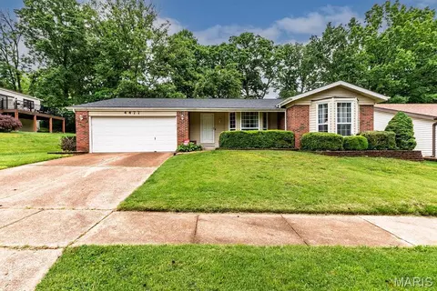 4477 Roadside Ln, Saint Louis, MO 63128