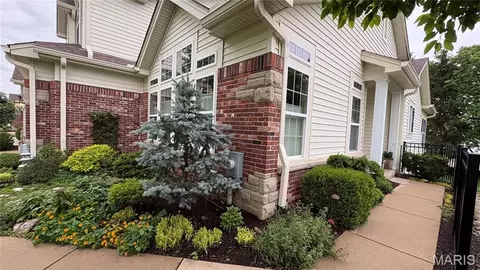 14762 Thornbird Manor Parkway Pkwy, Chesterfield, MO 63017