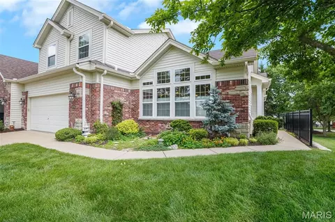 14762 Thornbird Manor Parkway Pkwy, Chesterfield, MO 63017