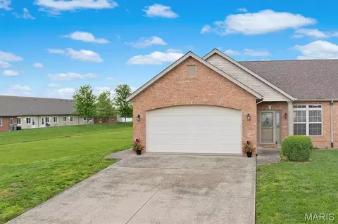 200 Field Crossing Dr #A, Highland, IL 62249