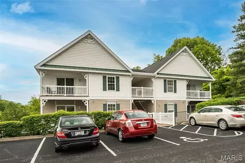 1112 Arbor Creek Dr #2D, Kirkwood, MO 63122
