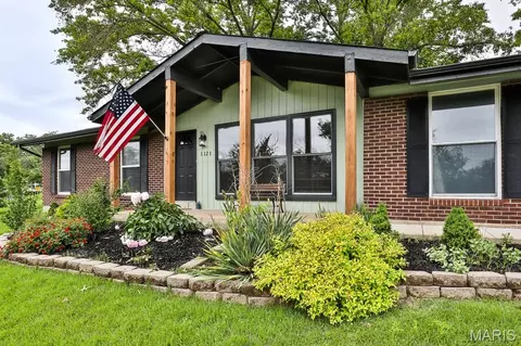 1121 King Carey Dr, Saint Louis, MO 63146