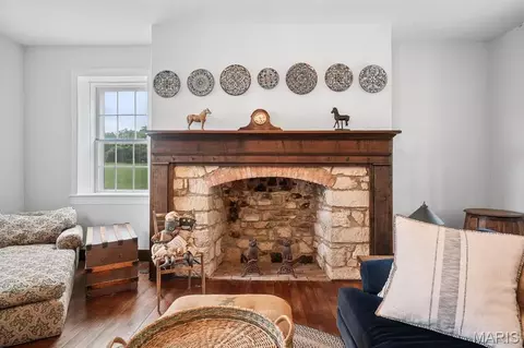 Living - 5106 Noser Mill Rd, Leslie, MO 63056 photo 2 of 3