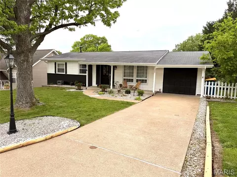 735 Hinder Dr, Saint Louis, MO 63125
