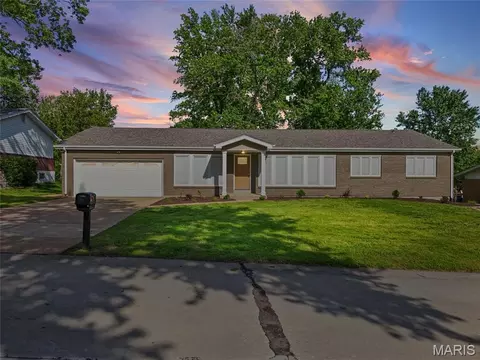 762 Ambois Dr, Creve Coeur, MO 63141