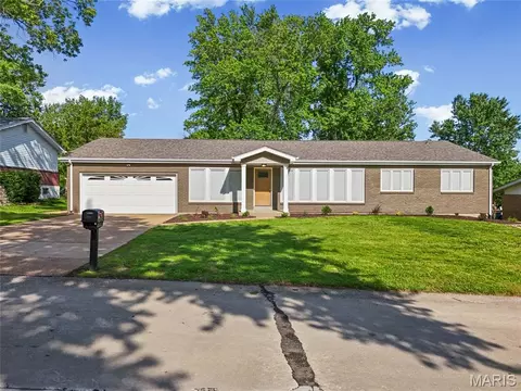762 Ambois Dr, Creve Coeur, MO 63141
