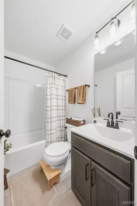 Bath - 512 Kit Fox Ct, Eureka, MO 63025 photo 2 of 2