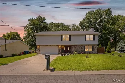 85 Sunray Dr, Highland, IL 62249