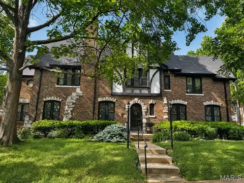 7407 York Dr, Clayton, MO 63105